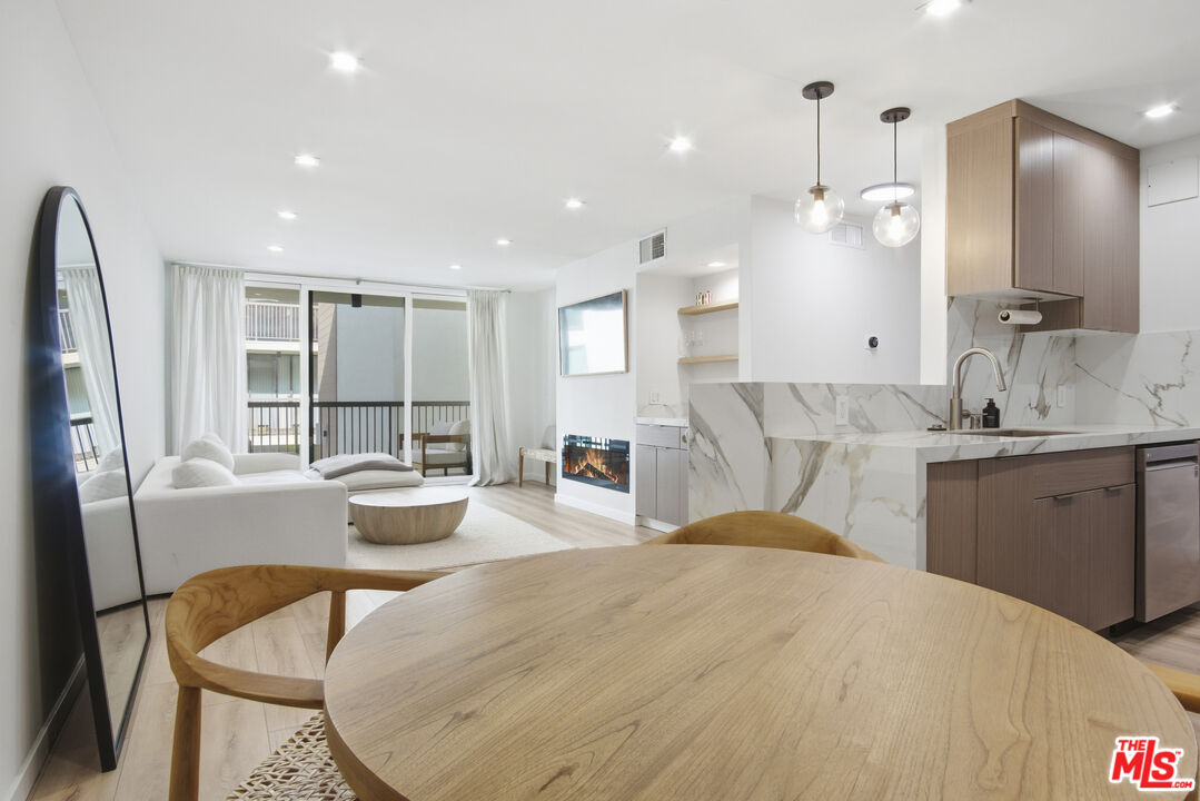 West Hollywood Condo: 911 North Kings Road