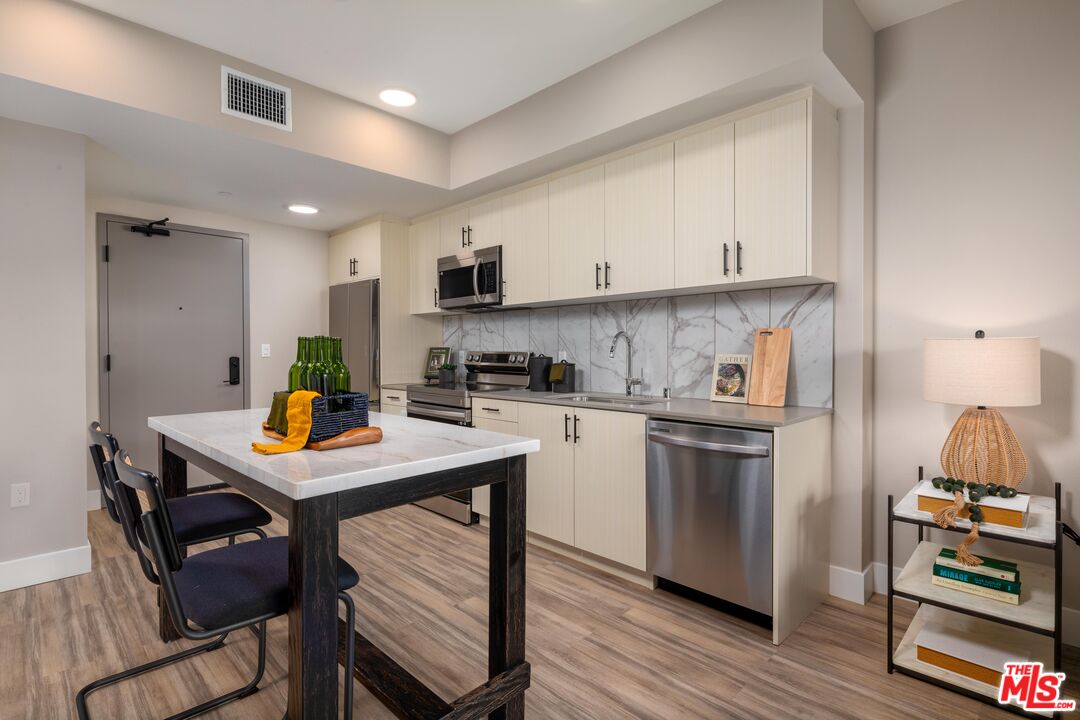 Inglewood Condo: 201 North La Brea Avenue