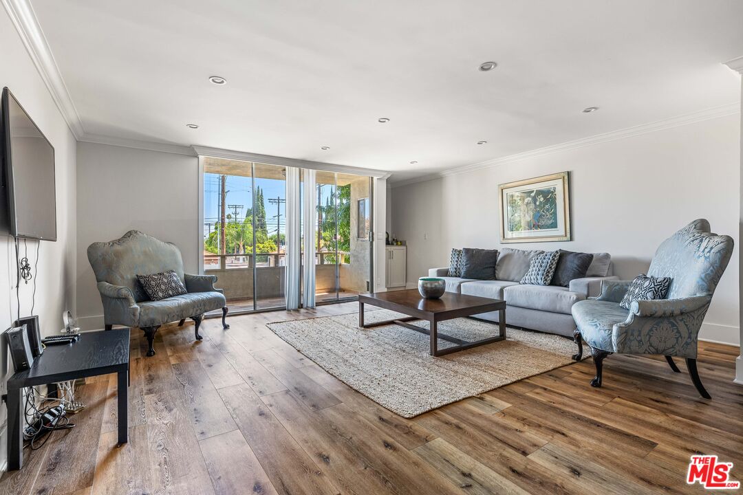 Encino Condo: 5215 Balboa Boulevard