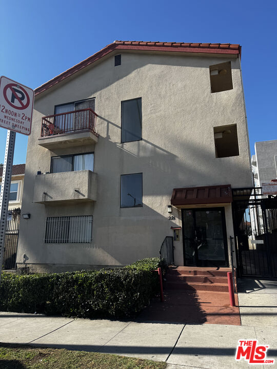 Los Angeles Condo: 221 North New Hampshire Avenue