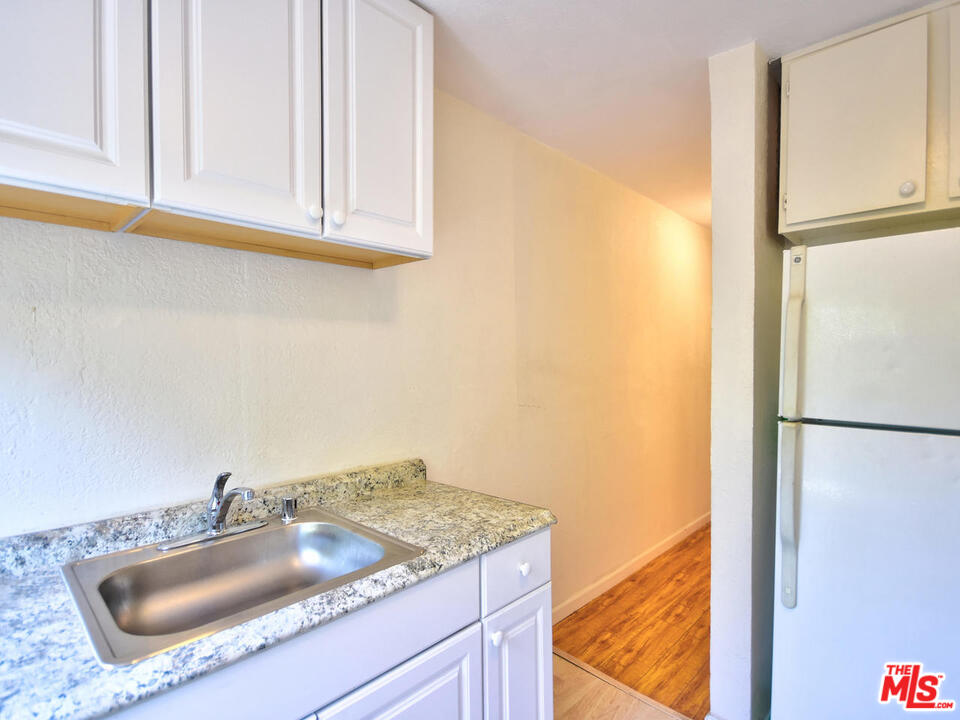 Los Angeles Condo: 1540 North Fuller Avenue