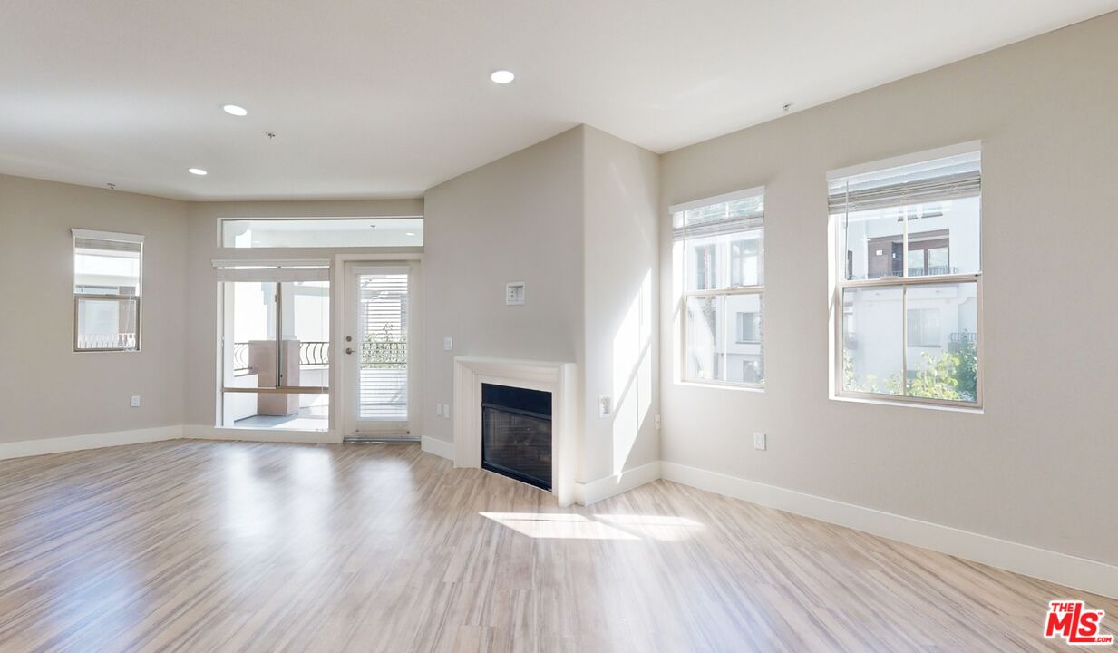 Los Angeles Condo: 6280 West 3rd Street