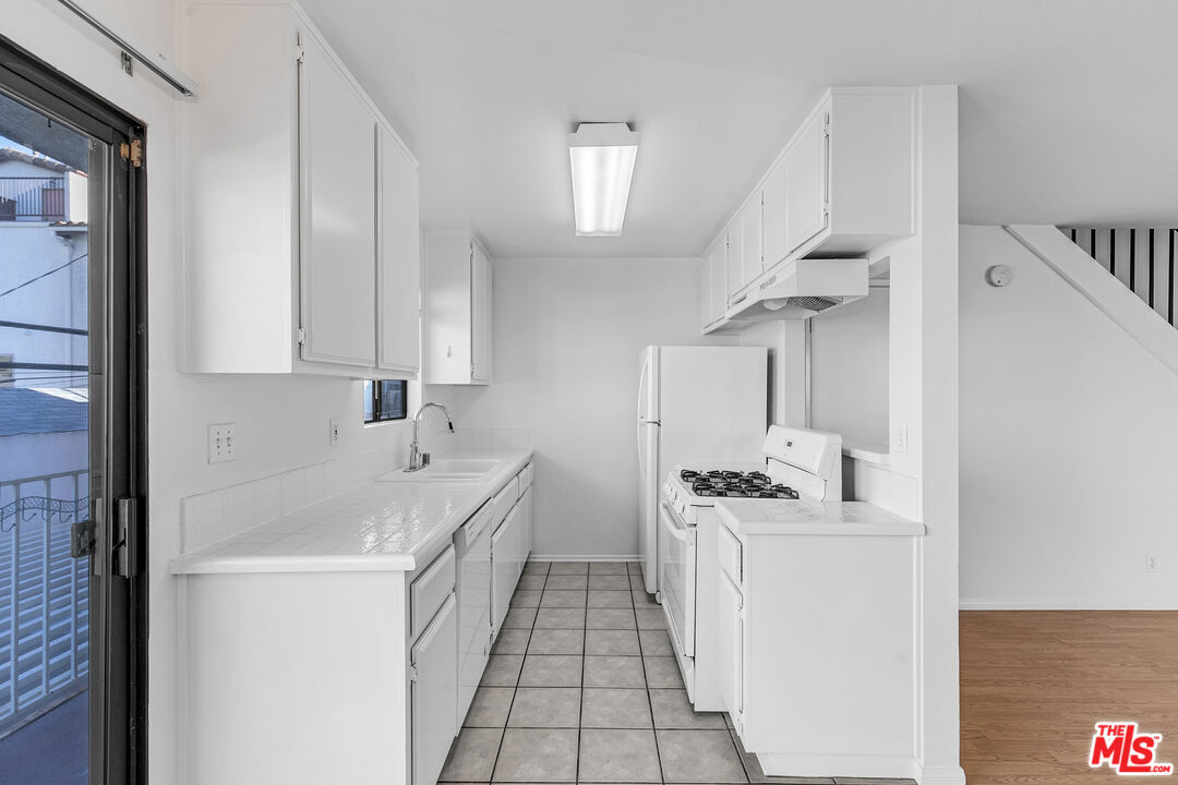 Los Angeles Condo: 2490 Purdue Avenue