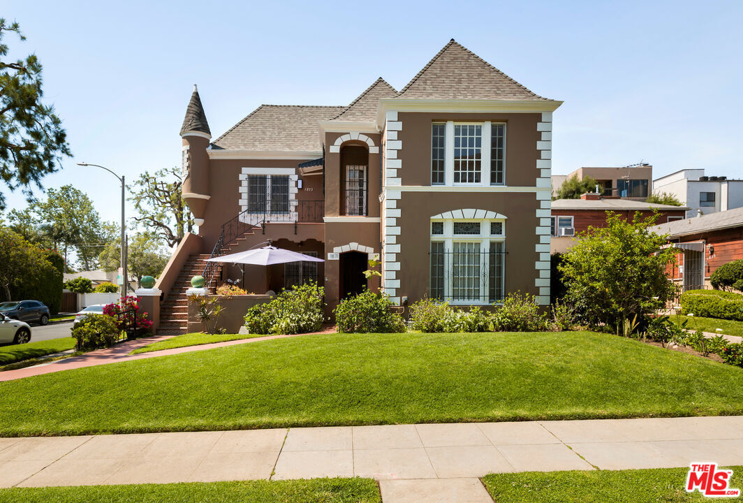 Los Angeles Condo: 1873 Midvale Avenue