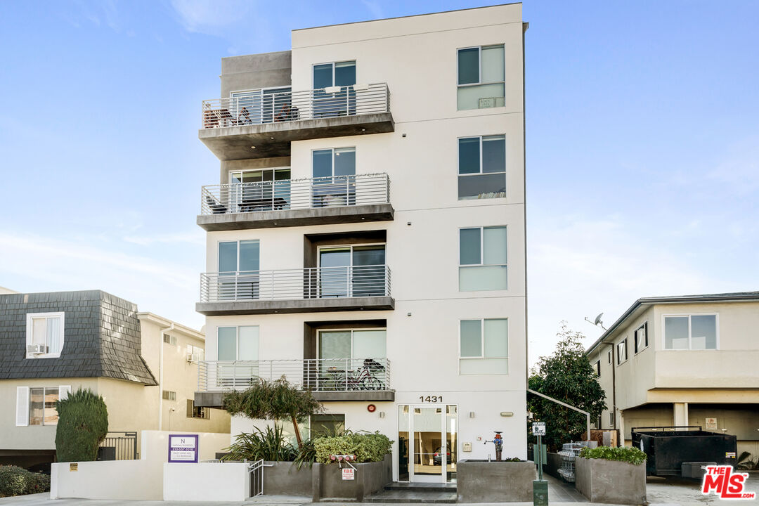 Los Angeles Condo: 1431 Armacost Avenue