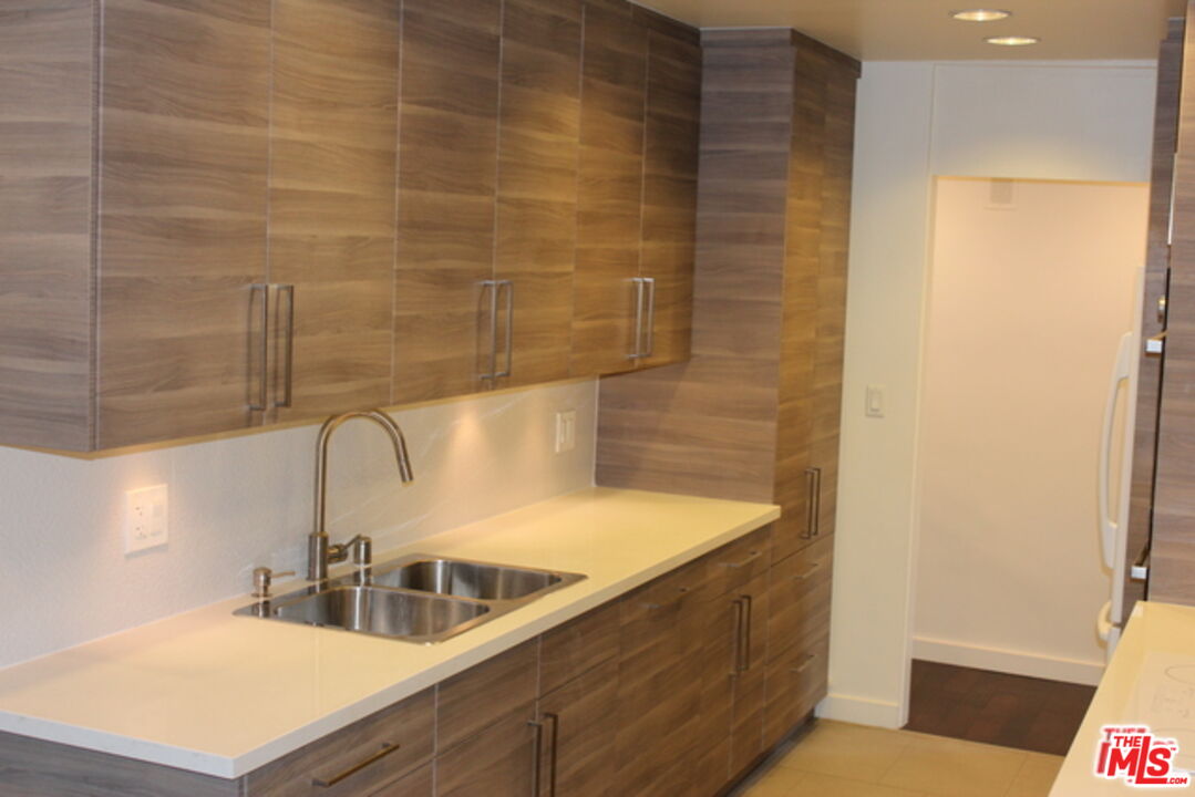 Los Angeles Condo: 11044 Ophir Drive