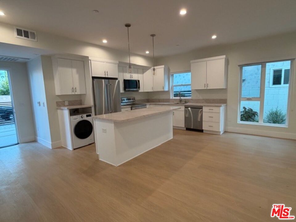 Tarzana Condo: 5191-5193 Lindley Avenue