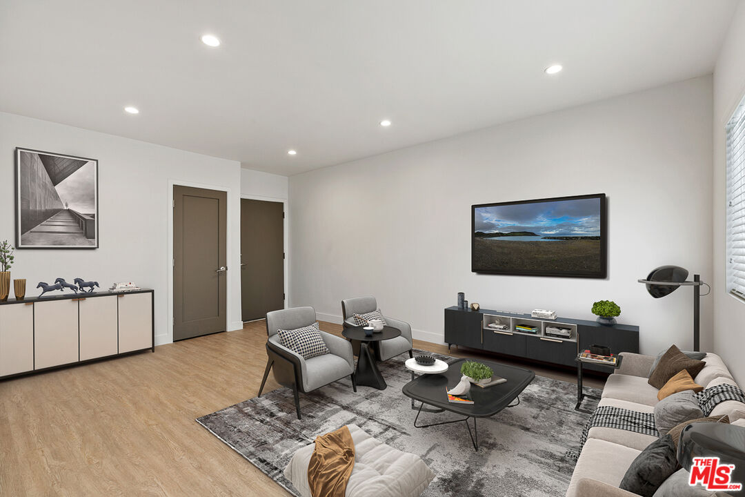 Los Angeles Condo: 3314 Mentone Avenue