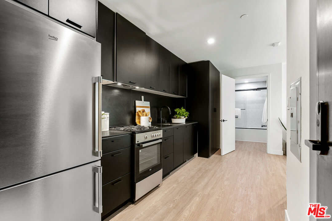 Los Angeles Condo: 3667 Keystone Avenue