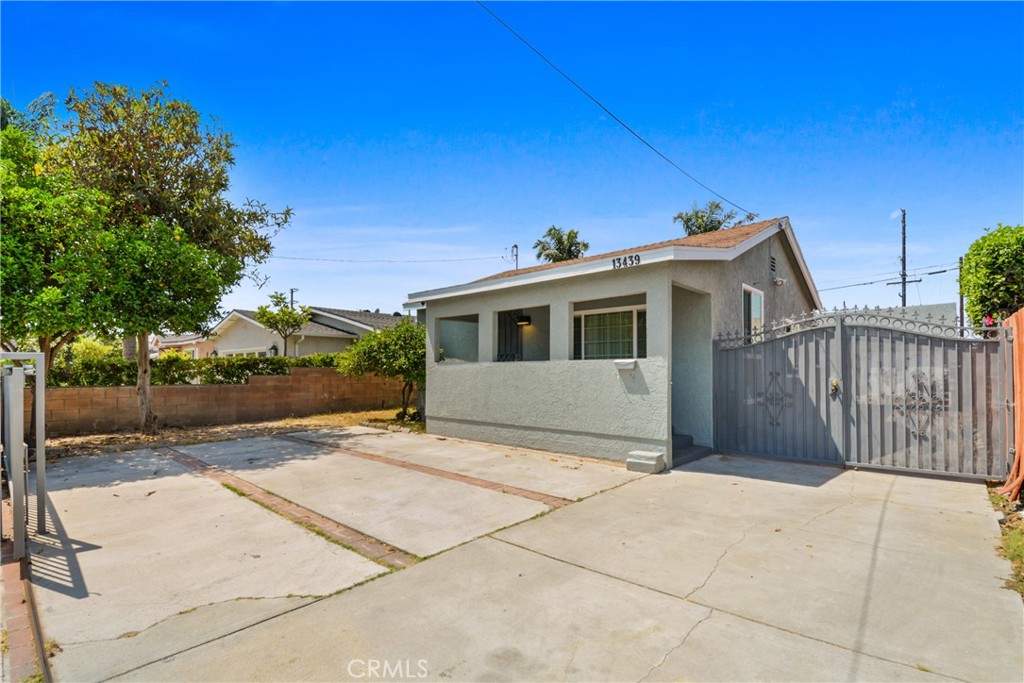 Hawthorne Condo: 13439 Roselle Avenue