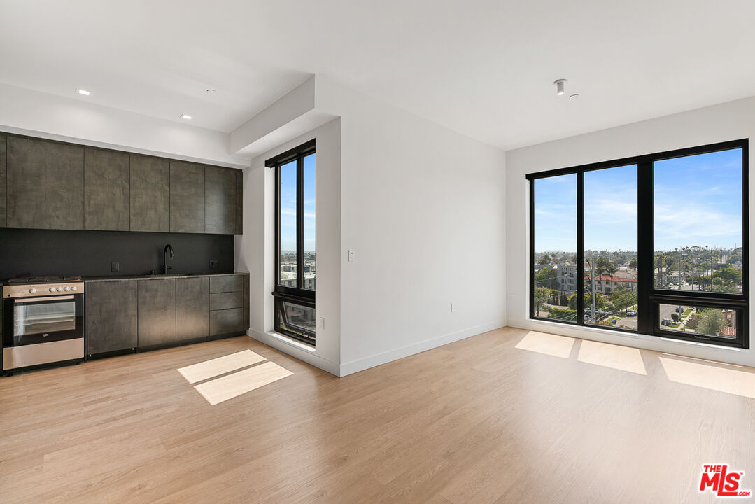 Los Angeles Condo: 10700 Tabor Street