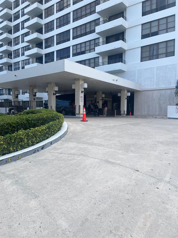 Hallandale Beach Condo: 600 Three Islands Boulevard