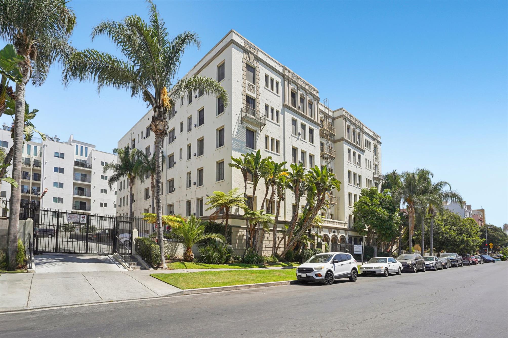 Los Angeles Apartment: 840 S Hobart Blvd