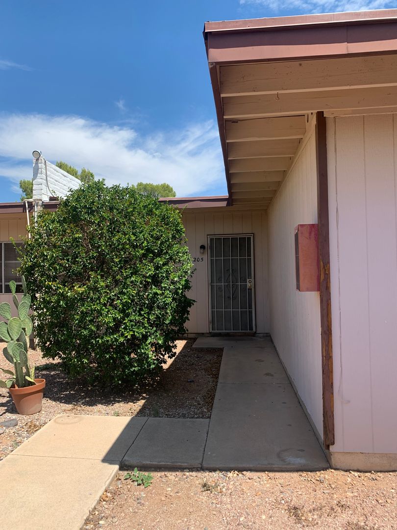 Tucson Condo: 9009 E Broadway Blvd