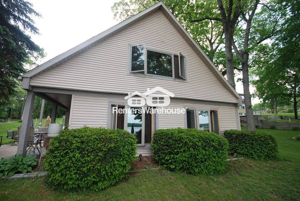 Oconomowoc House: 2310 N Lake Dr
