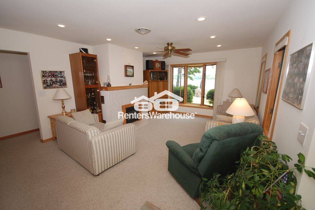Oconomowoc House: 2310 N Lake Dr