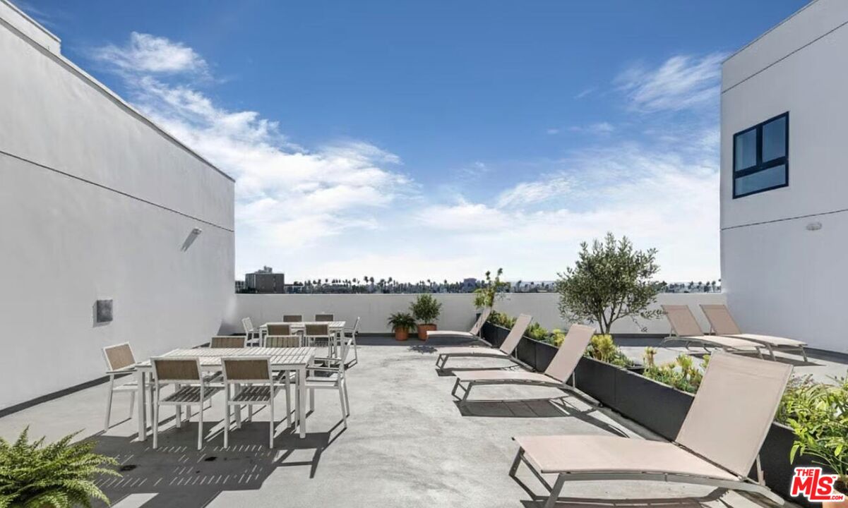 Los Angeles Condo: 825 South Coronado Street