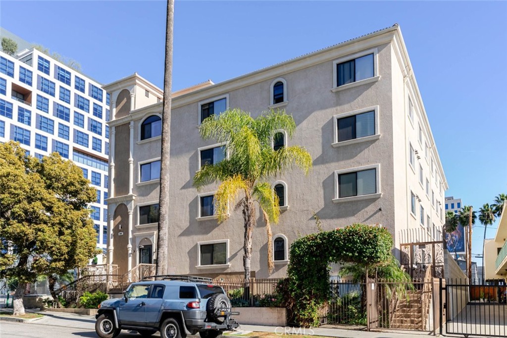 Los Angeles Condo: 1466 Tamarind Avenue