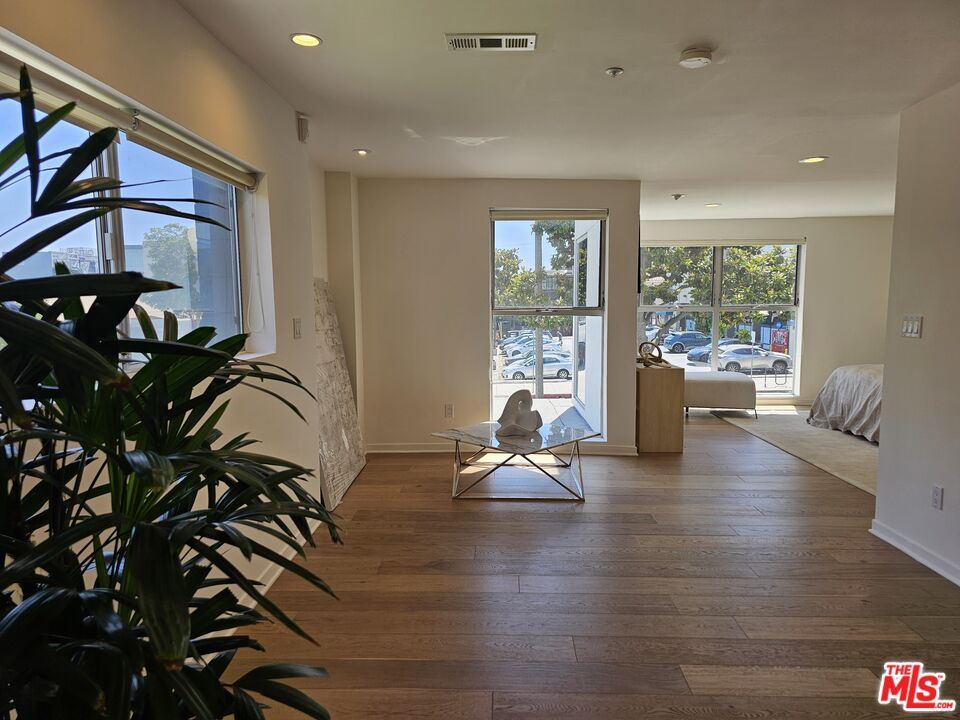 Santa Monica Condo: 1617 Broadway
