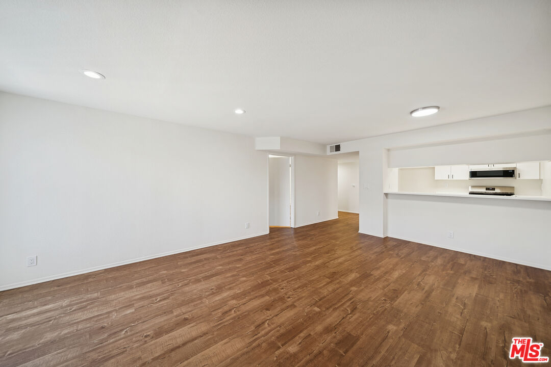 Los Angeles Condo: 870 Crenshaw Boulevard