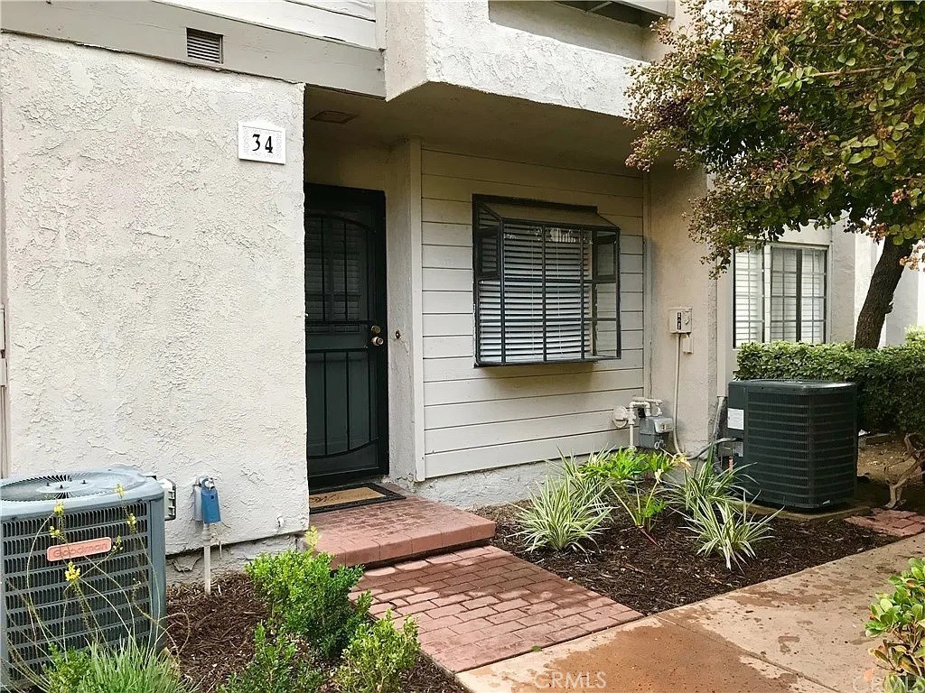 Fullerton Condo: 2220 East Chapman Avenue