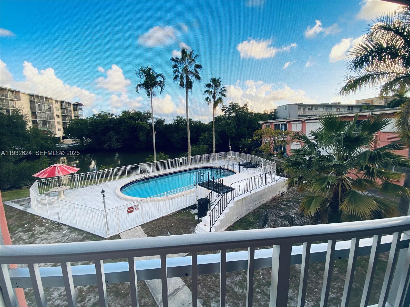 North Miami Condo: 1560 Northeast 127th Street