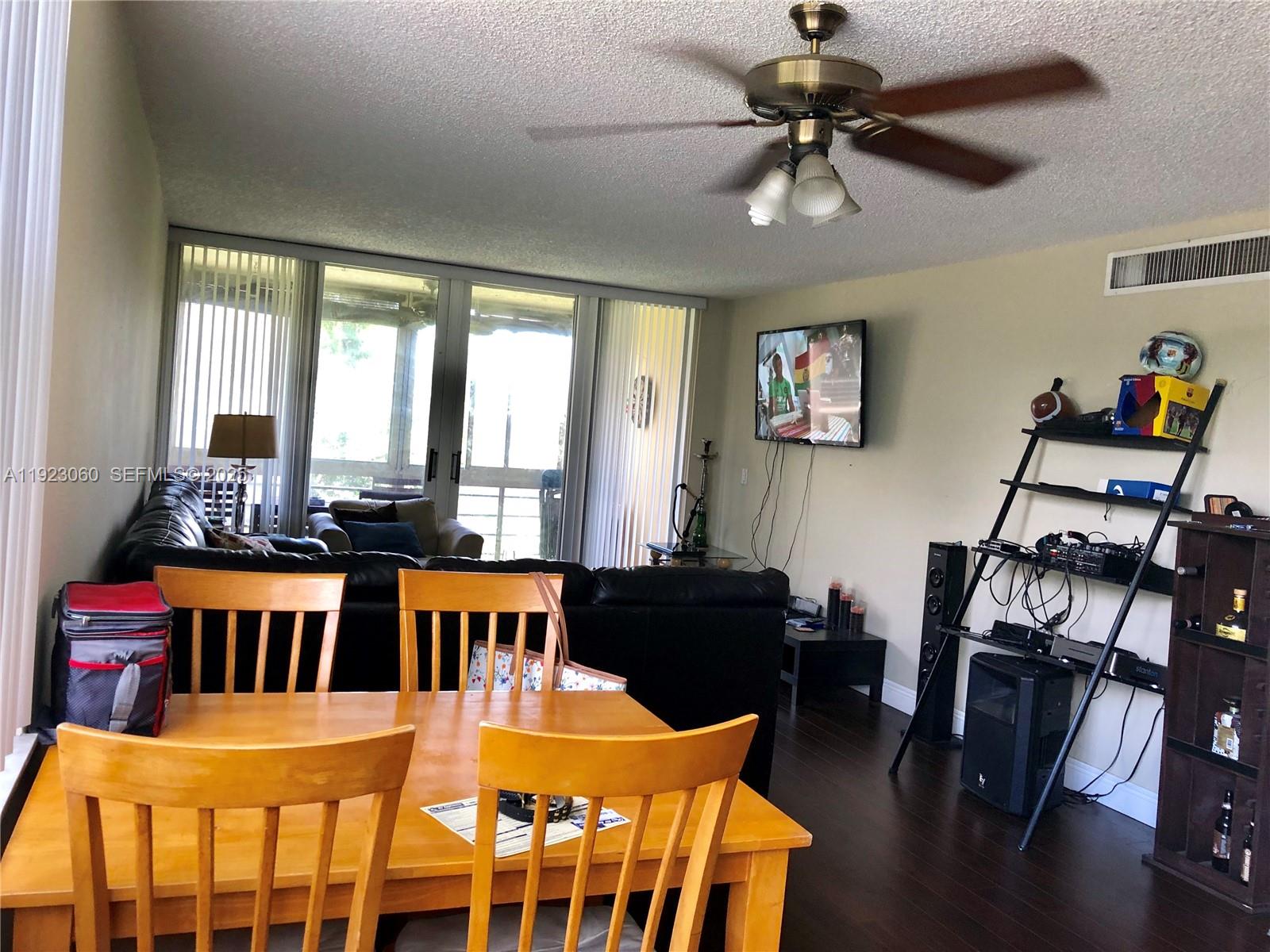 Davie Condo: 9441 Evergreen Place