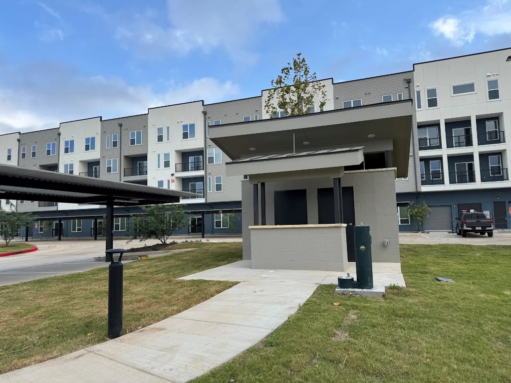 Kyle Condo: 320 Goll Street