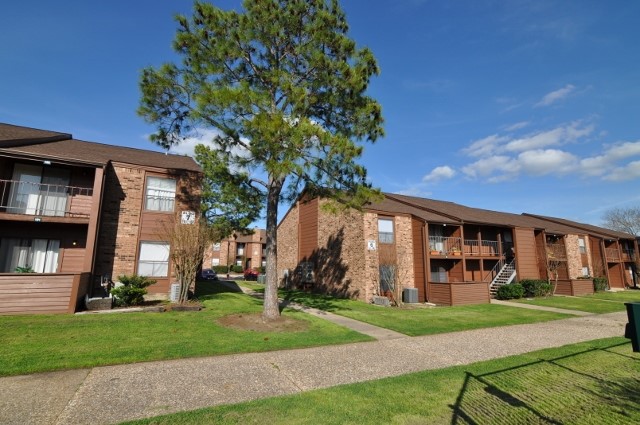 College Station Condo: 904 University Oaks Boulevard