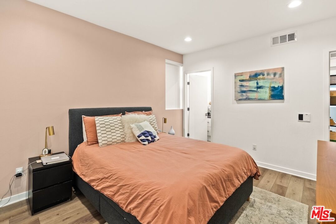 Los Angeles Condo: 3034 1/4 North Coolidge Avenue