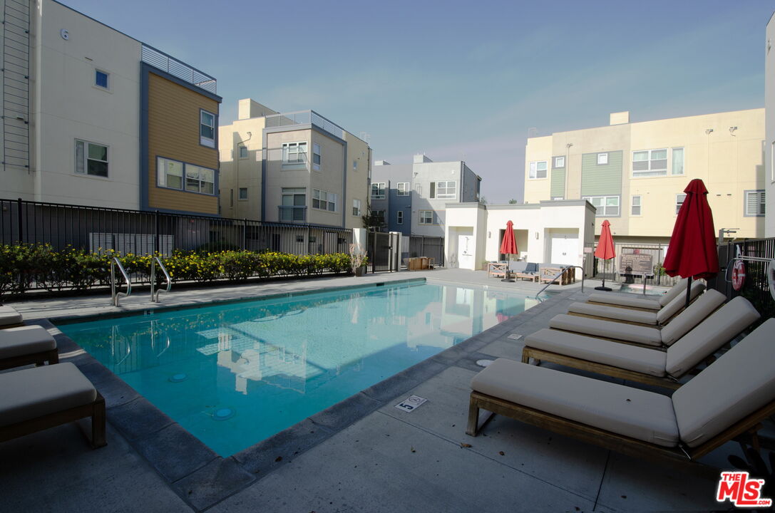 Los Angeles Condo: 2753 Waverly Drive