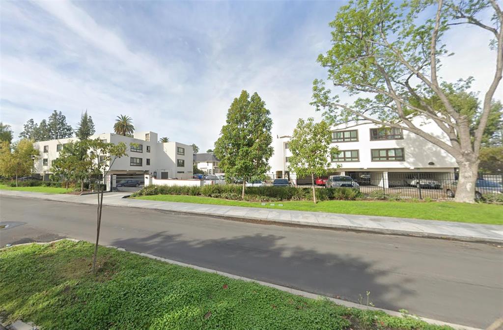 Los Angeles Condo: 34 St James Park West