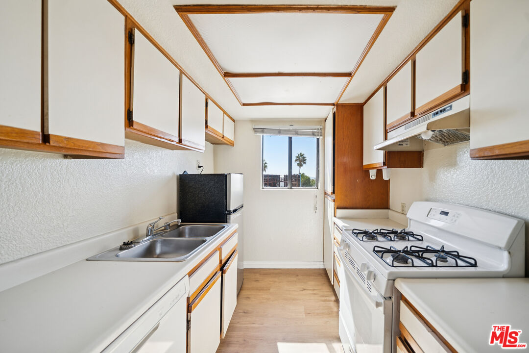 Los Angeles Condo: 1519 North Martel Avenue