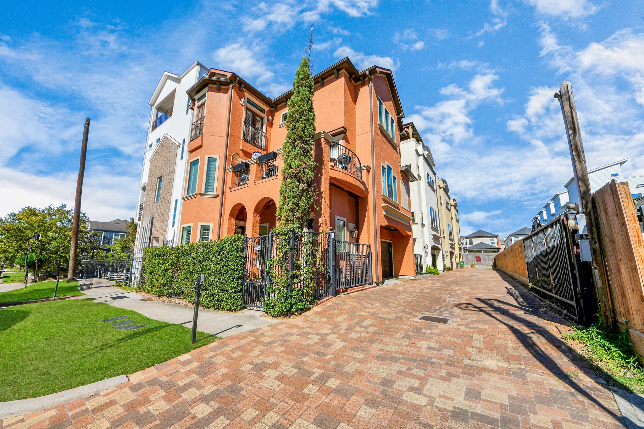 Houston Condo: 1141 West 23rd Street