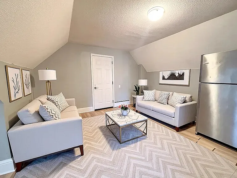 Hamilton Condo: 76 Sanford Ave S