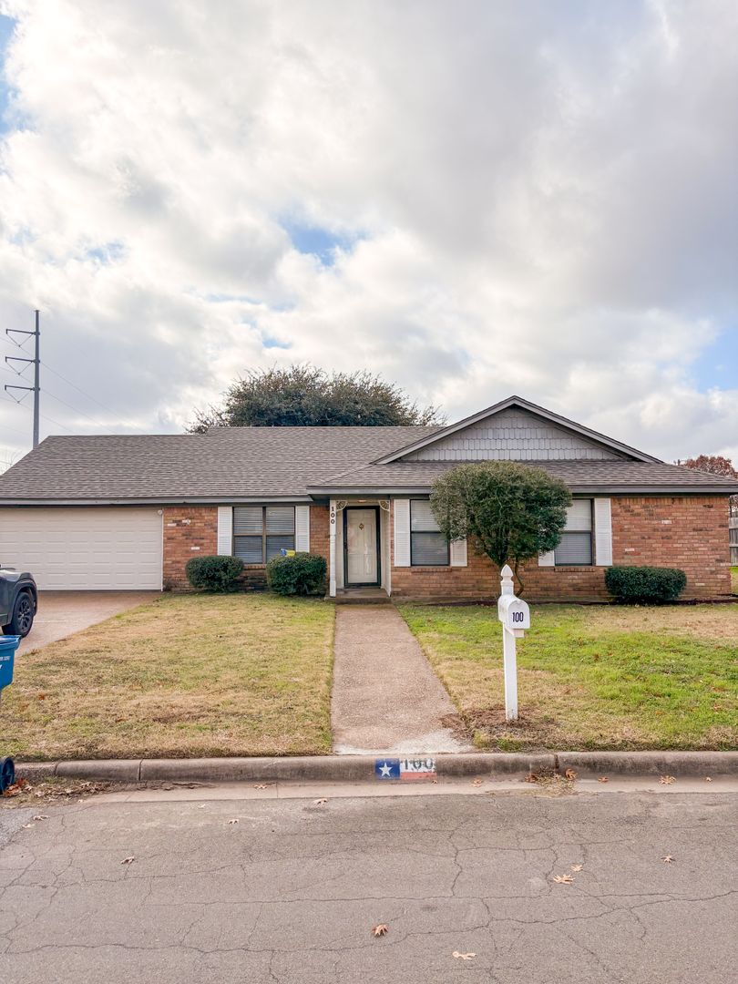 Hewitt House: 100 Marylee Dr