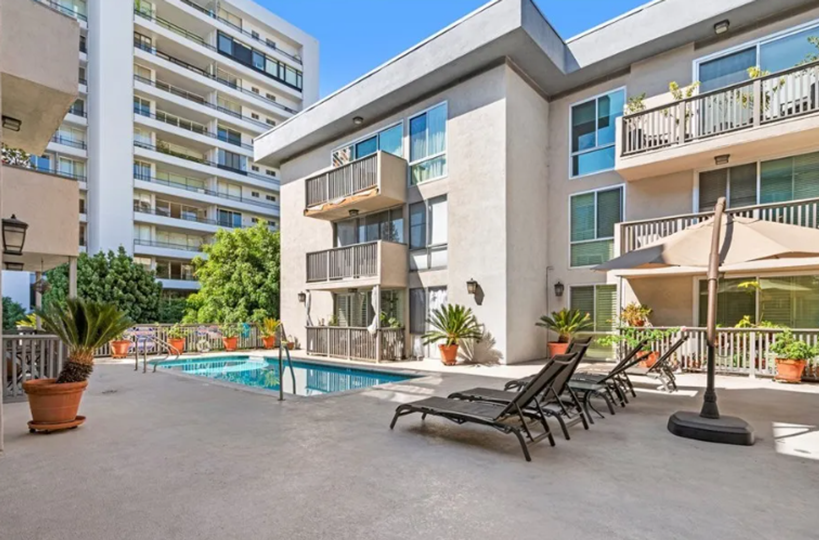 West Hollywood House: 1134 Alta Loma Rd