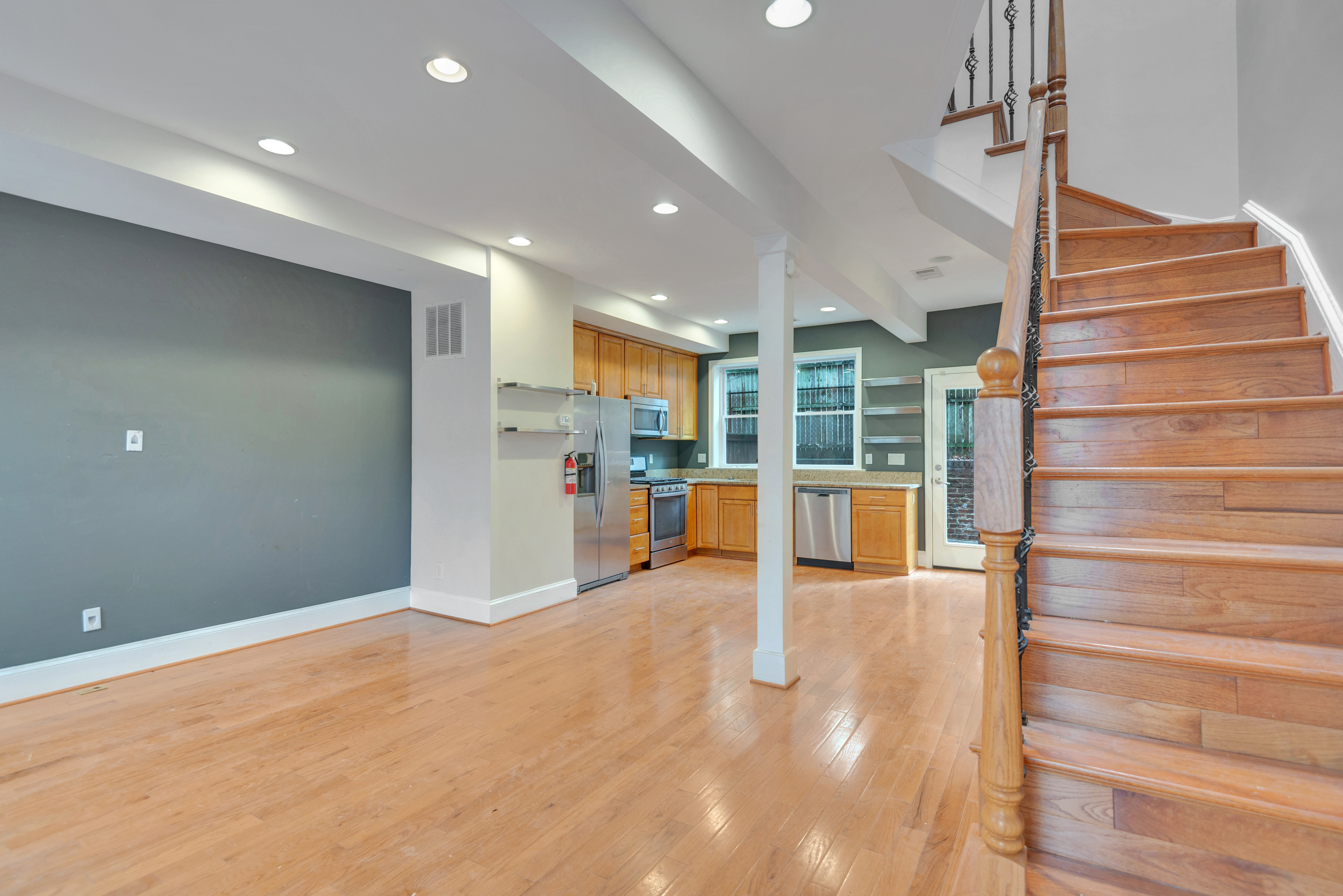 Washington House: 1425 C St NE