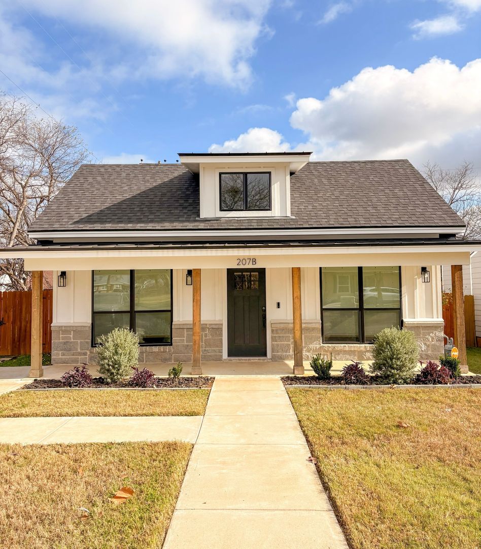 McGregor House: 207 N Tyler St