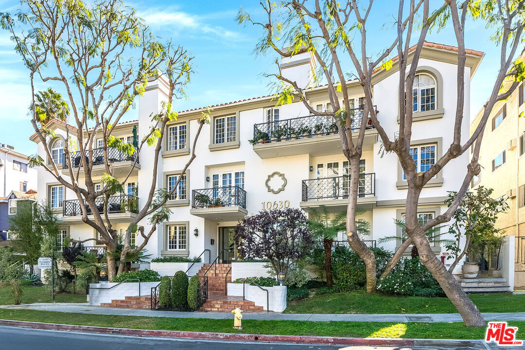 Los Angeles Condo: 10630 Eastborne Avenue