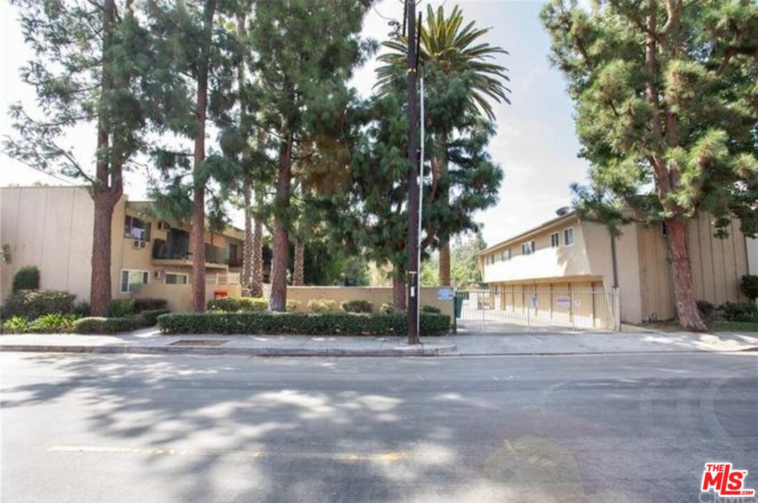 North Hollywood Condo: 11138 Aqua Vista Street