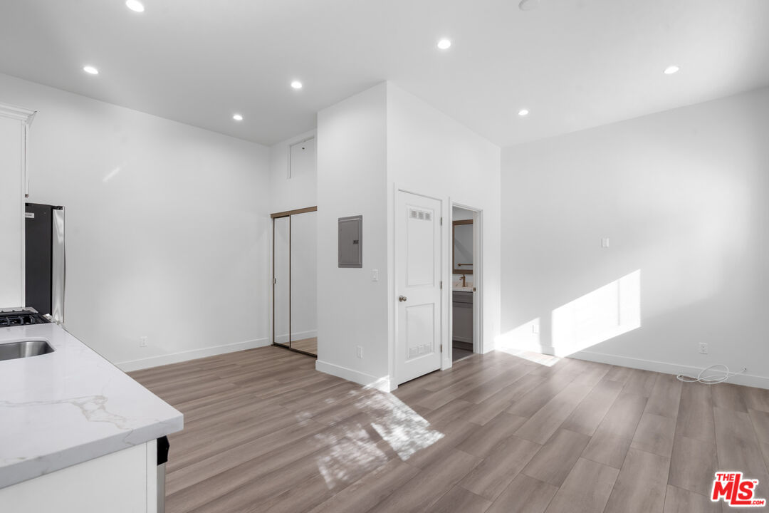 Valley Village Condo: 12233 Killion Street