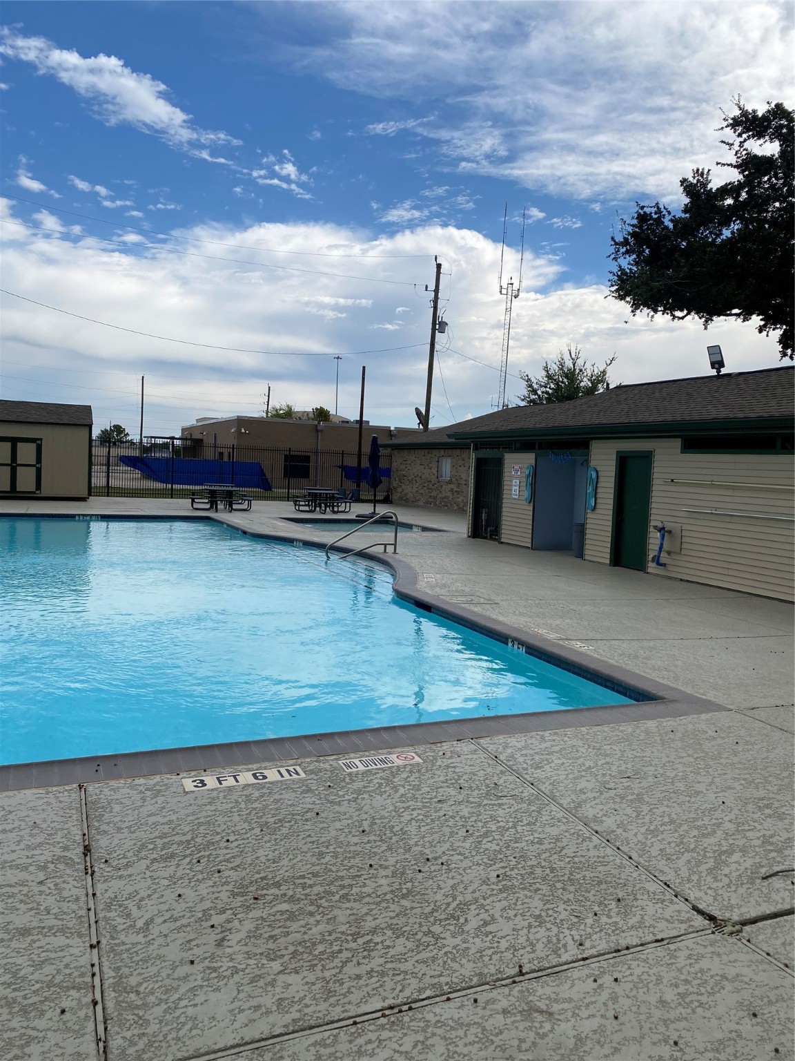 Houston Condo: 415 North Forest Boulevard