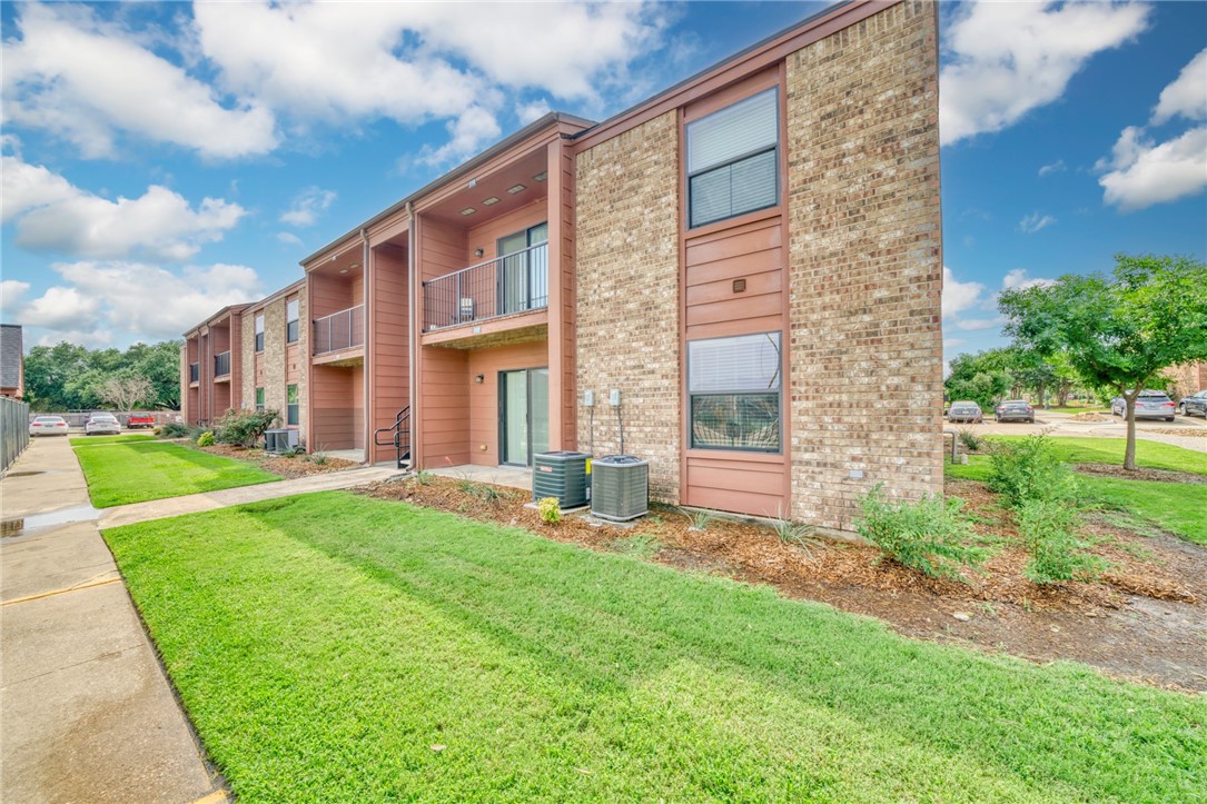 College Station Condo: 904 University Oaks Boulevard
