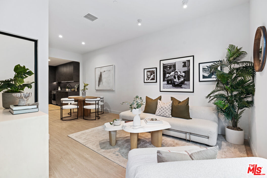 Los Angeles Condo: 3688 Overland Avenue