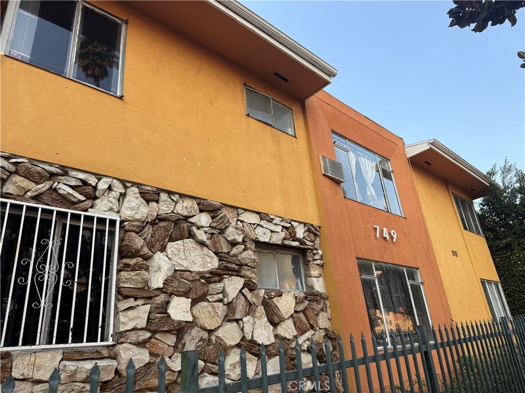 Los Angeles Condo: 749 South Berendo Street