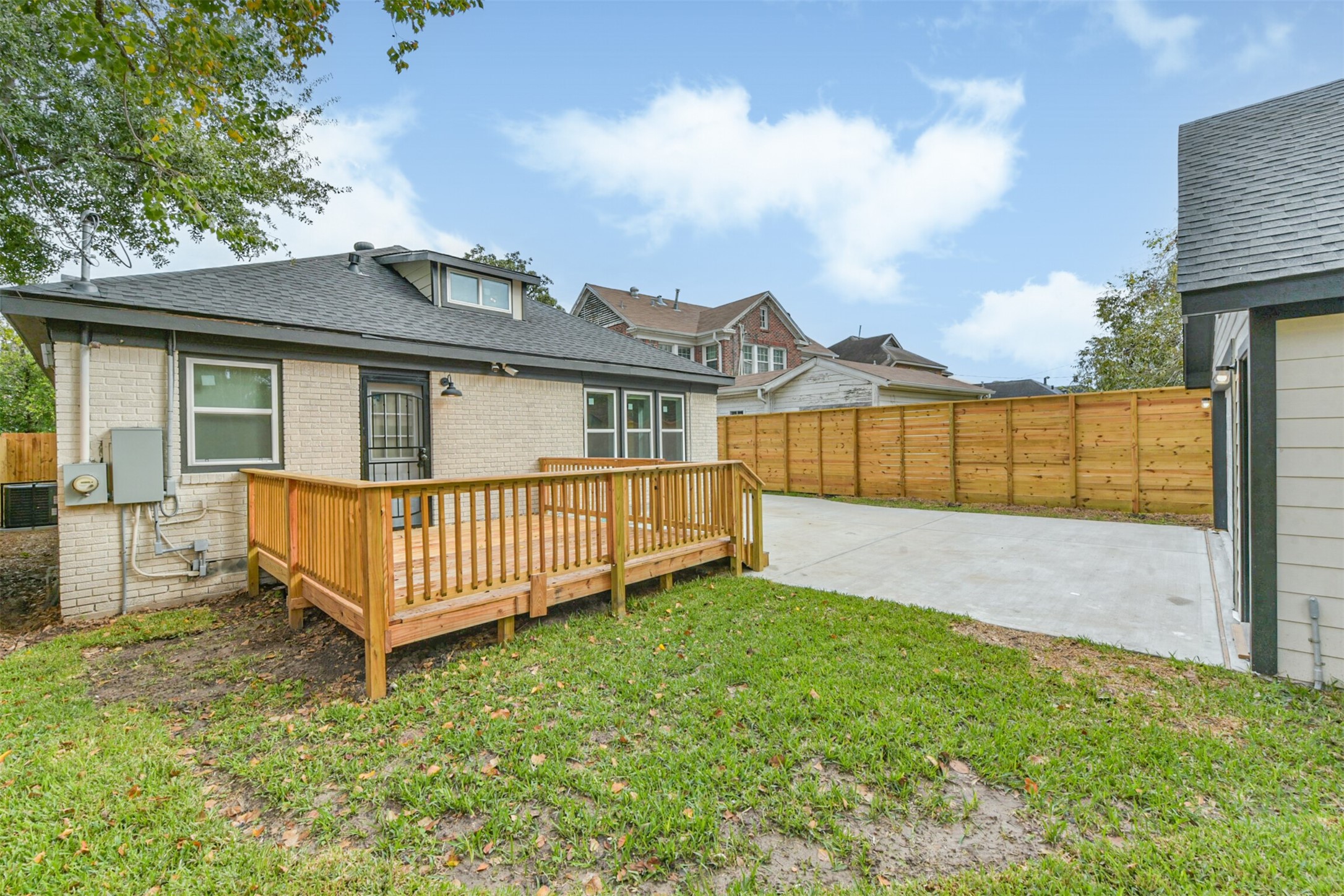 Houston Condo: 2606 Oakdale Street