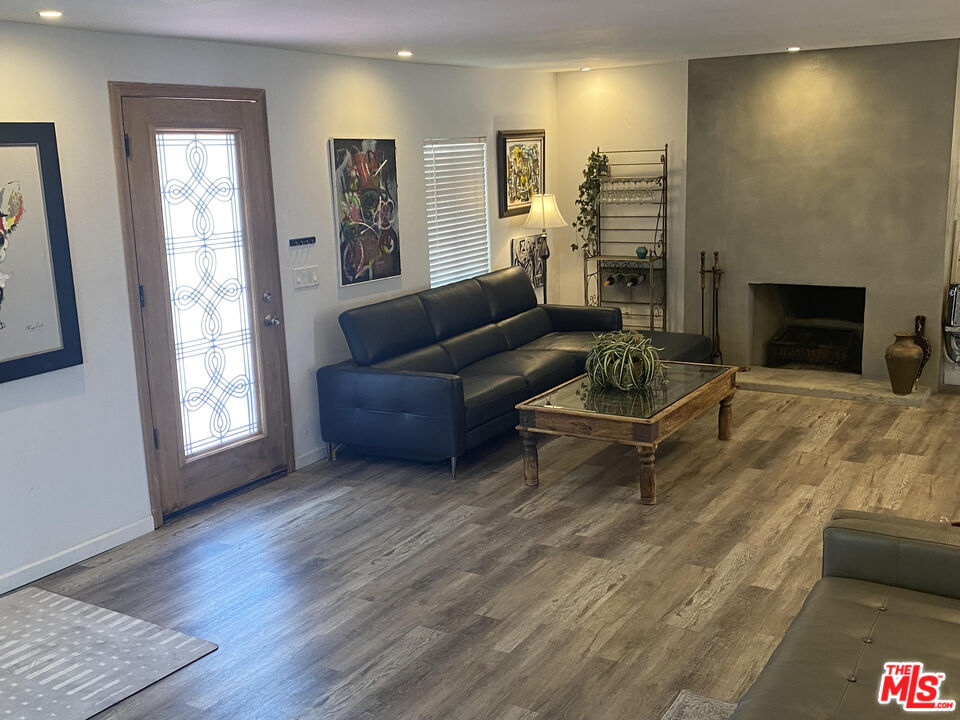 Los Angeles Condo: 4827 Saturn Street