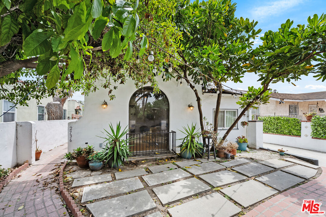 Los Angeles Condo: 2736 South Cloverdale Avenue