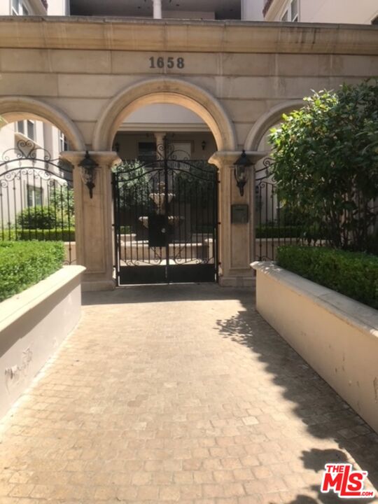 Los Angeles Condo: 1658 Camden Avenue